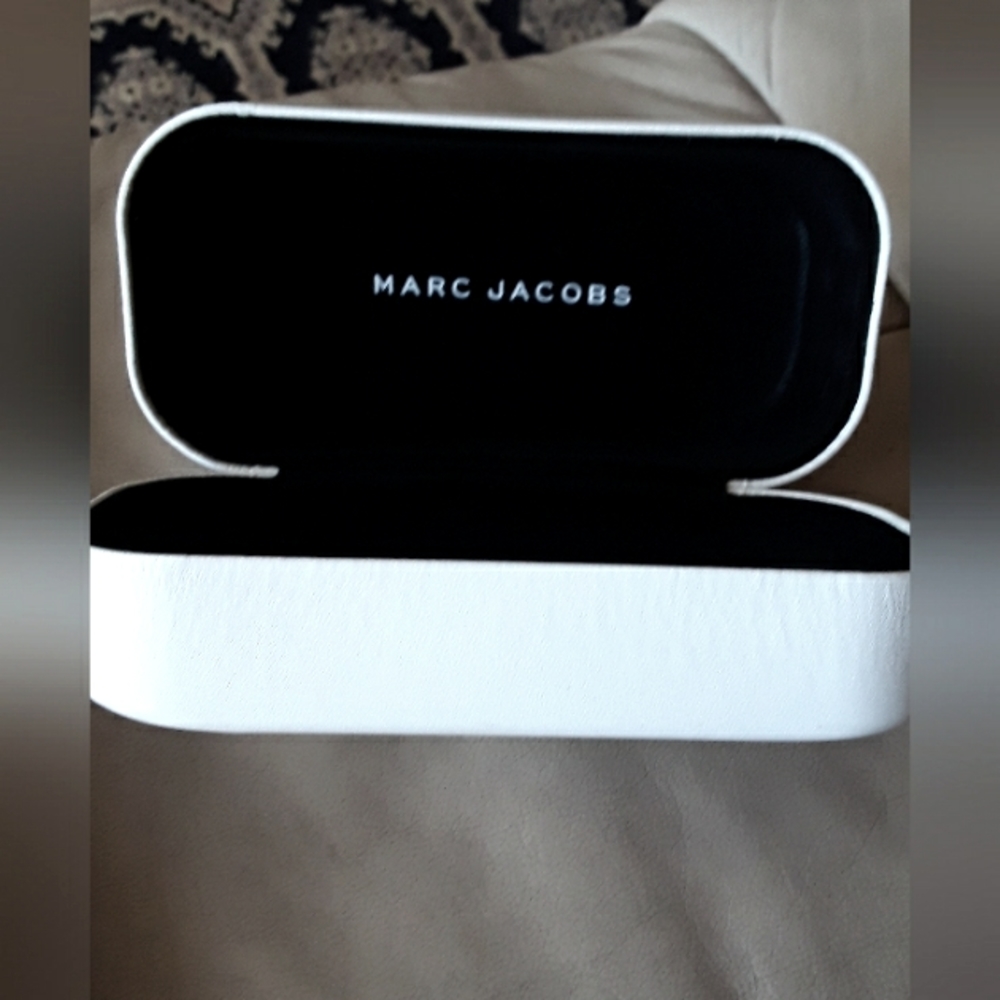 Marc Jacobs sunglass case